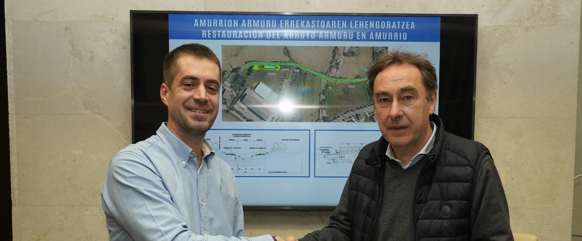 URAko zuzendaria eta Amurrioko alkatea hitzarmenaren sinaduran