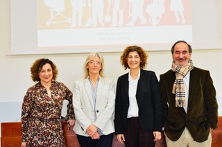 
      M&ordf; Jes&uacute;s Martin, Lourdes &Iacute;scar, Elena P&eacute;rez y Jos&eacute; Luis Glz. Iglesias y 
    