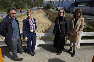 
      La consejera Arantza Tapia, la alcaldesa de Barakaldo Amaia del Campo, el director general de la Agencia Vasca del Agua Antonio Aiz y la Viceconsejera de Sostenibilidad Ambiental, Amaia Barredo en la visita a las obras
    