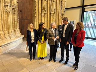 
      Melgosa Sailburua Andra Mari baseliza aurrean
    