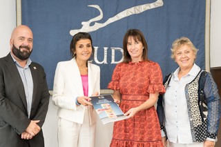 Imagen del artículo Nerea Melgosa entrega a Esther Apraiz, presidenta de EUDEL, las Orientaciones para el diseño de políticas locales de acogida en Euskadi