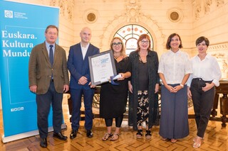 Imagen del artículo Amaia Gabantxo gana el Premio de Traducción Etxepare  LABORAL Kutxa por llevar al inglés la novela Hezurren erretura