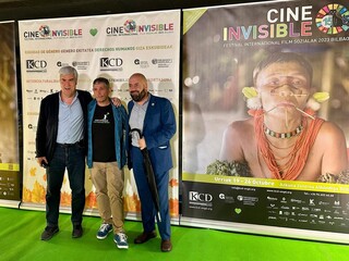 
      Un momento de la apertura de la semana de cina invisible junto a Juan Carlos V&aacute;zquez director del Festival
    