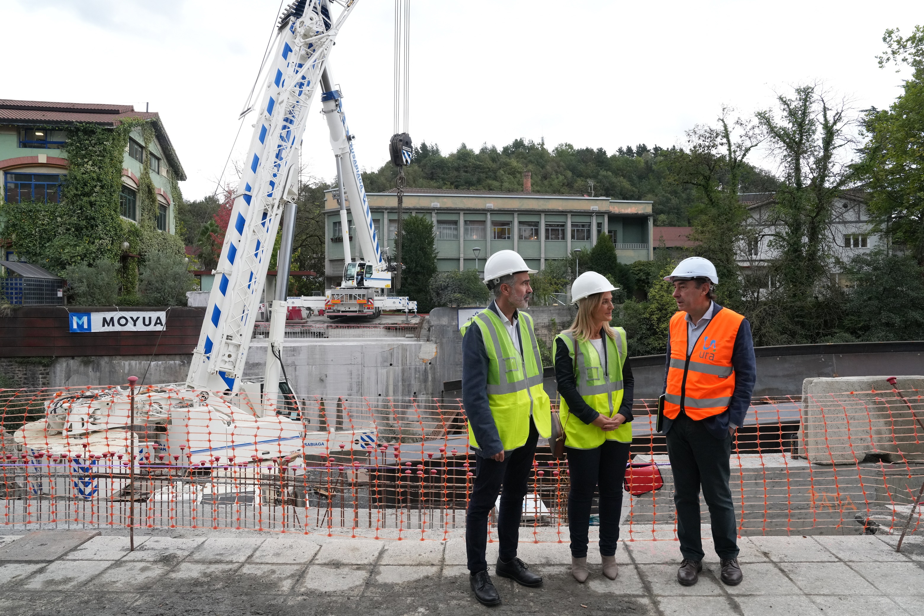 Antonio Aiz (URA), Leire Artola (Alcald&iacute;a Beasain) y Gorka Zabalegi (CAF) en el entorno de obra.