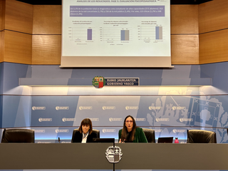 
      la viceconsejera de Educaci&oacute;n y la Directora de Diversidad e Inclusi&oacute;n Educativa durante la presentaci&oacute;n
    