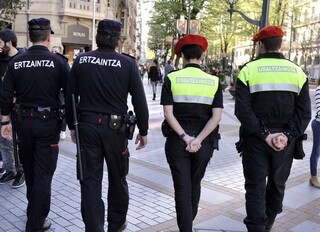 Imagen del artículo Ertzaintza y Policía Municipal de Bilbao ponen en marcha un año más una campaña preventiva de vigilancia y control en zonas comerciales y hosteleras durante la Navidad y rebajas