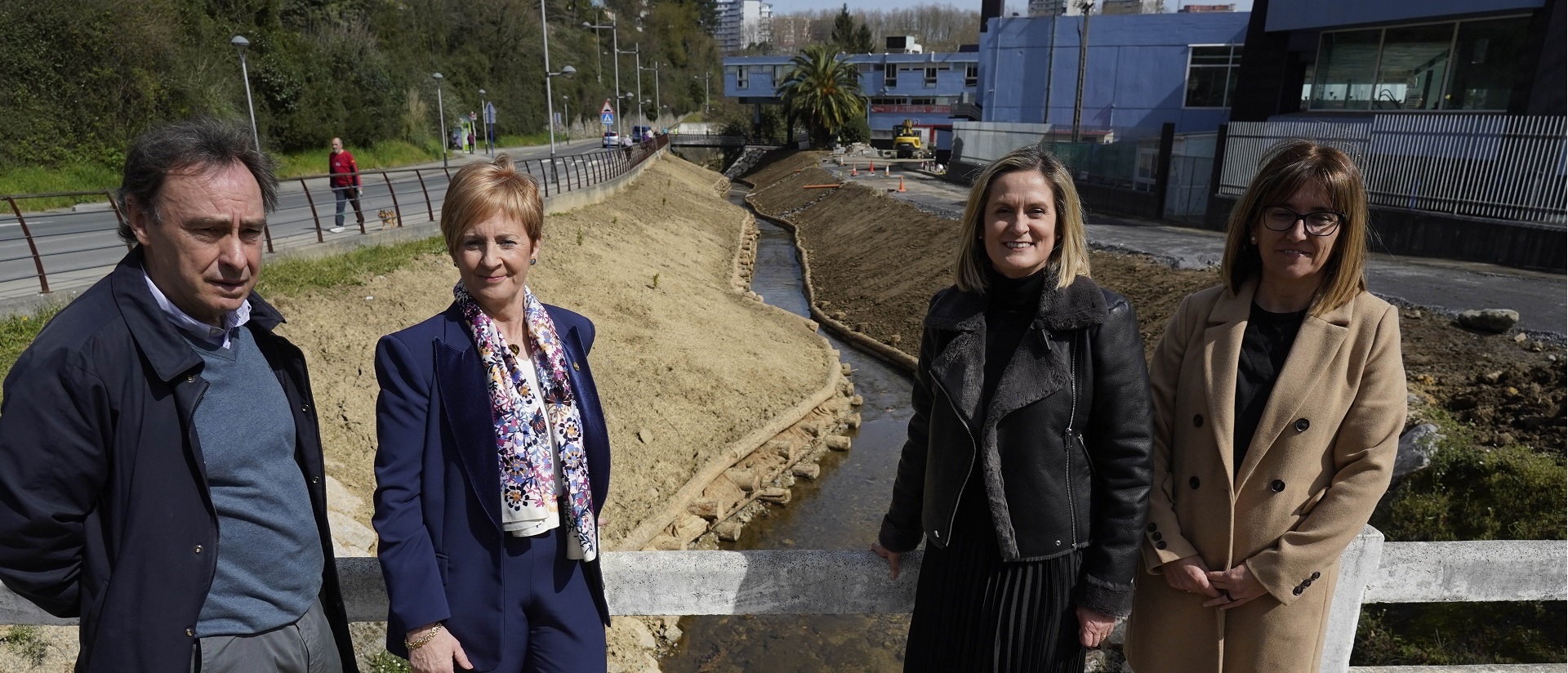 Arantza Tapia sailburua, Amaia del Campo Barakaldoko alkatea, Antonio Aiz Uraren Euskal Agentziako zuzendari nagusia eta Amaia Barredo Ingurumen eta Jasangarritasuneko sailburuordea barakaldoko lanei bisitan