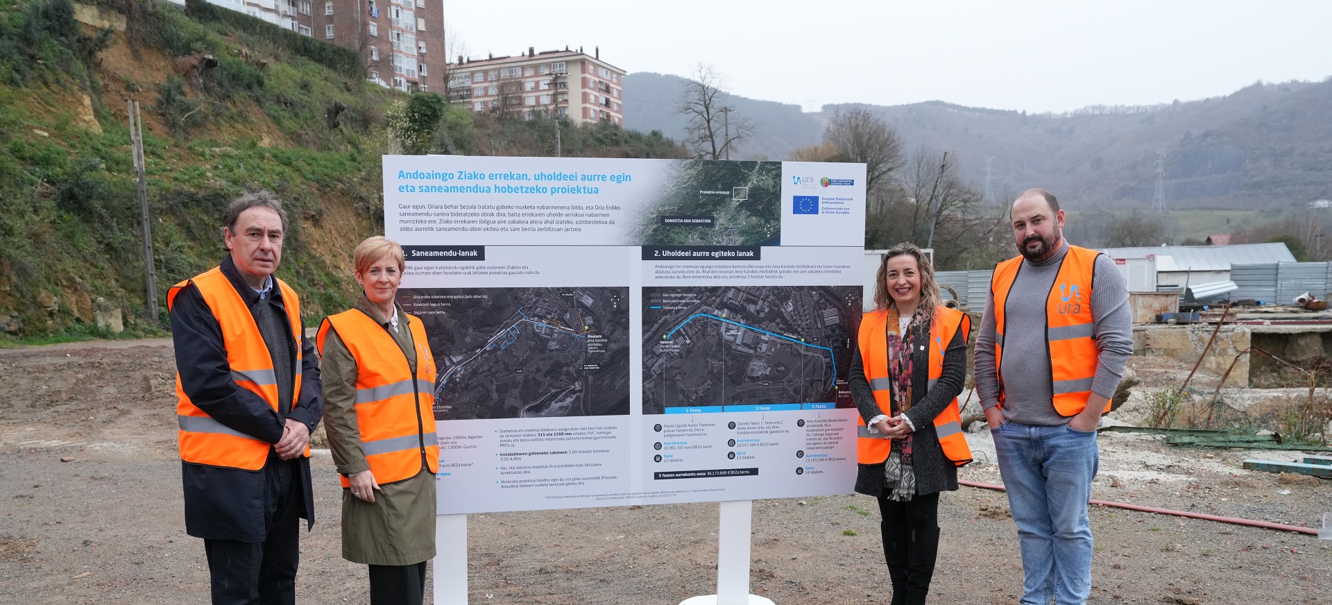 Arantxa Tapia Ekonomiaren Garapen, Jasangarritasun eta Ingurumeneko sailburua, Maider Lainez, Andoaingo alkatea eta Antonio Aiz, URAko zuzendari nagusia lanen bisitan, proiektuaren infografiaren ondoan