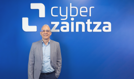 Javier Di&eacute;guez, Director General de Cyberzaintza, delante del logo de la empresa.