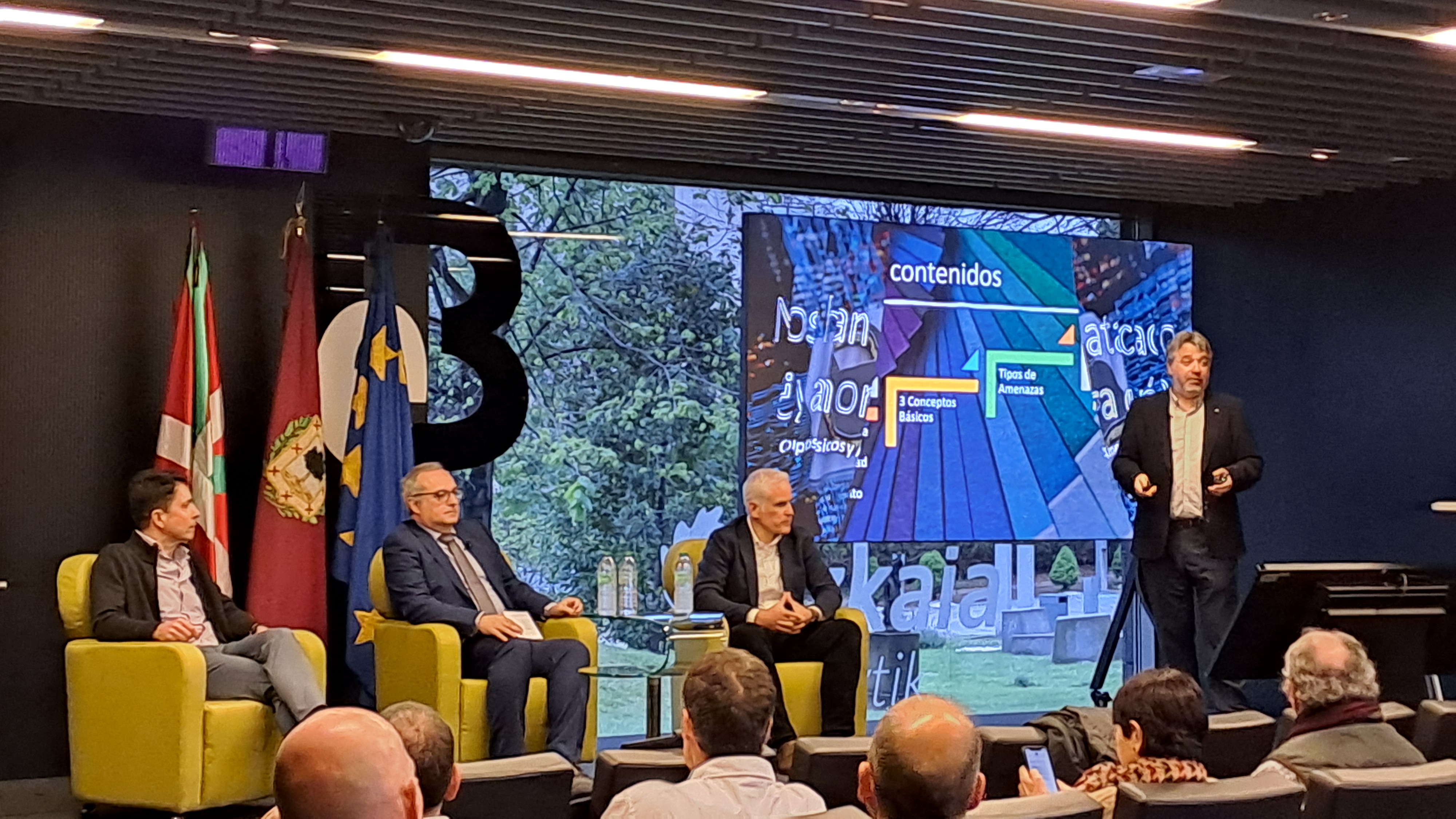 Mahaiko partehartzaileak (ezk.-esk.): Goio P&eacute;rez, Jes&uacute;s Soler, Imanol Sauto 