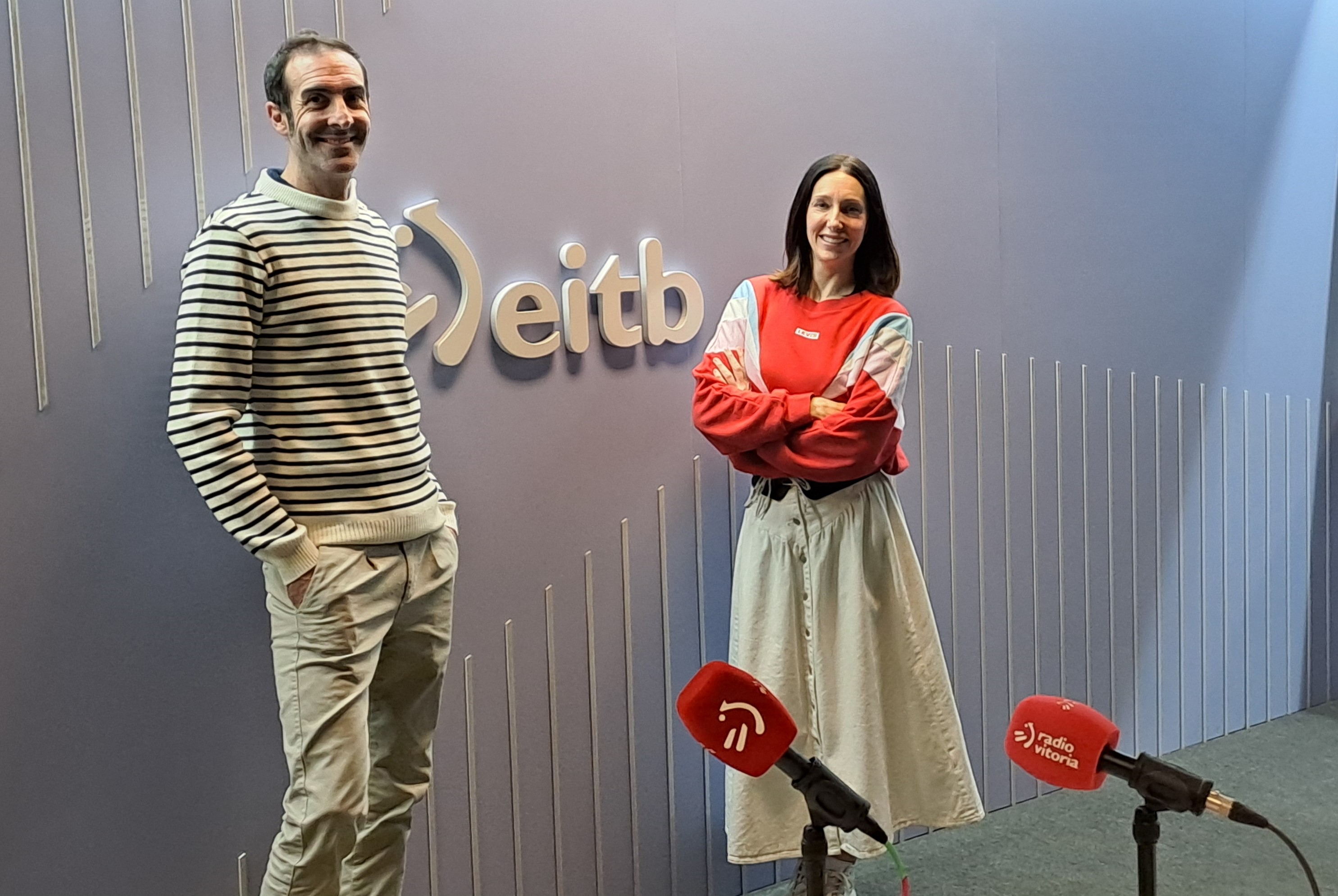 Unai Aberasturi y Rakel Navarro en el estudio de Radio Vitoria