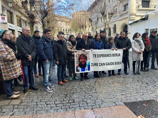 Imagen del artículo Nerea Melgosa junto a la familia de Borja Lázaro en la concentración de Vitoria-Gasteiz en el décimo aniversario de la desaparición del joven fotógrafo