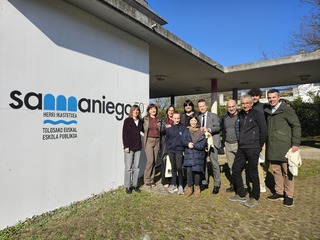Imagen del artículo Jokin Bildarratz visita el colegio público Samaniego de Tolosa, con motivo de su 50 aniversario