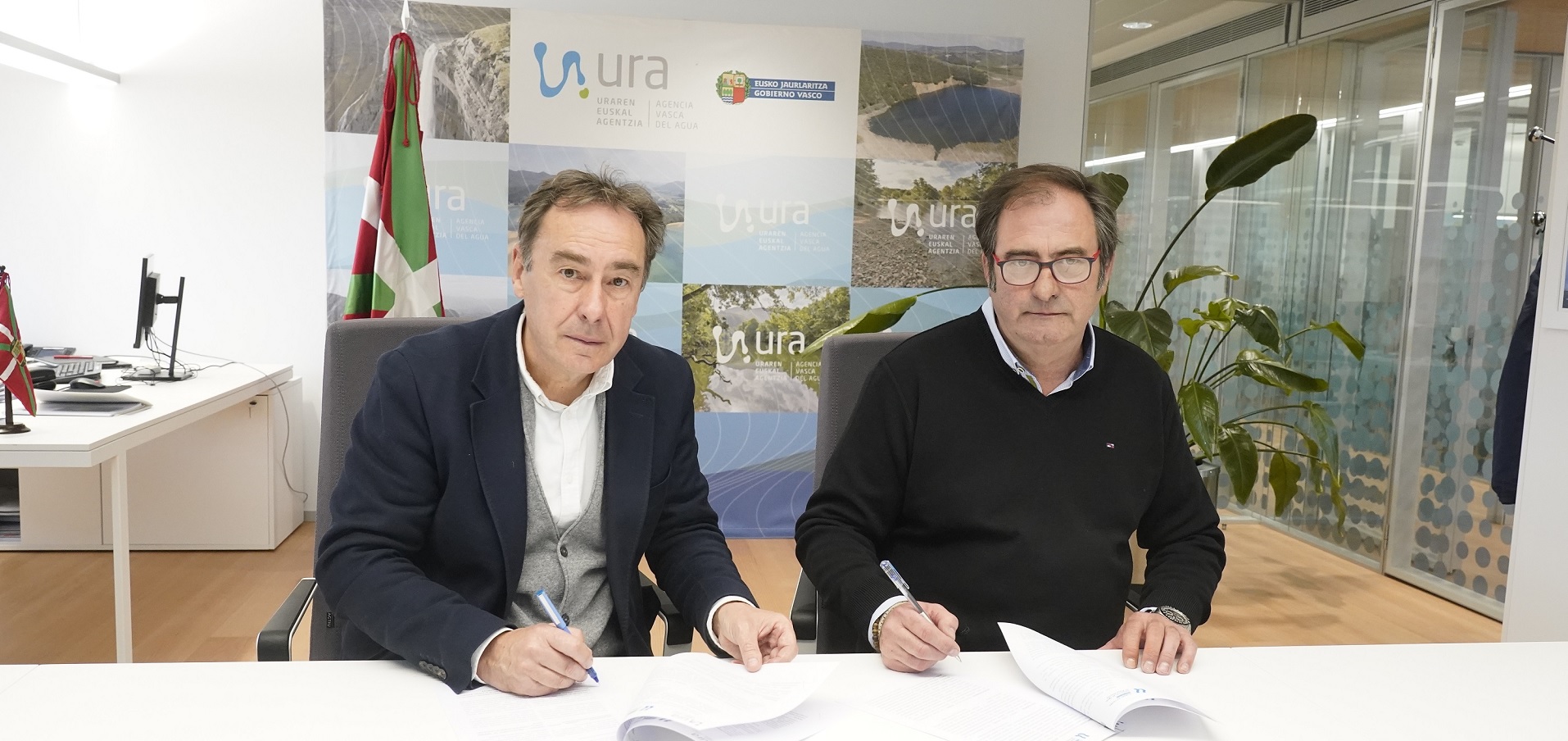 Director general de URA y Presidente del Consorcio de Aguas de Rioja Alavesa en la firma del convenio    