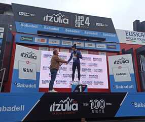 Imagen del artículo Asier Erkoreka entrega el maillot azul a Juan Ayuso, mejor joven en la clasificación la Itzulia Basque Country 2024