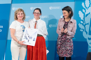 
      Toni P&eacute;rez, viuda de Juan Pardo, Oihane, su hija, con la consejera Nerea Melgosa
    