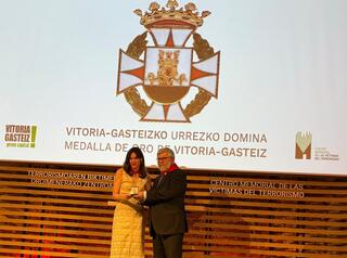 
      La alcaldesa de Vitoria, Maider Etxebarria, ha entregado la Medalla de Oro de la ciudad al Director del Centro Memorial de V&iacute;ctimas del Terrorismo, Florencio Dom&iacute;nguez
    