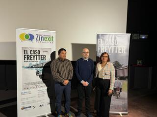 
      El director de Derechos Humanos, Jagoba &Aacute;lvarez, junto a Jorge Freytter, hijo del abogado y sindicalista Jorge Adolfo Freytter asesinado en  Colombia  y la abogada colombiana, Luz Estella 
    