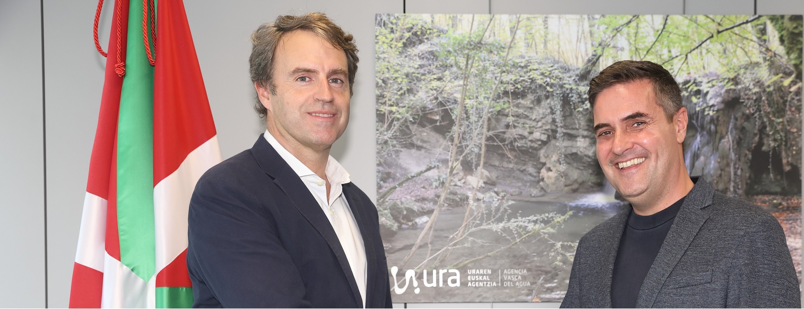 Mikel Jauregi eta Asier L&oacute;pez elkarri eskua ematen   