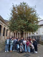 
      Gernikako Haritzaren aurrean
    