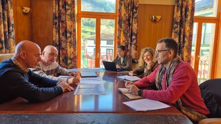 
      Batzarra, Ea udaletxean
    