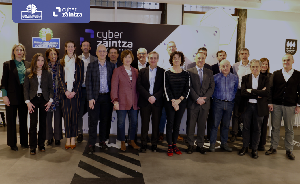Grupo de personas delante de un cartel de Cyberzaintza, durante el simulacro organizado para fortalecer a los organismos integrantes de la mesa interinstitucional de ciberseguridad.