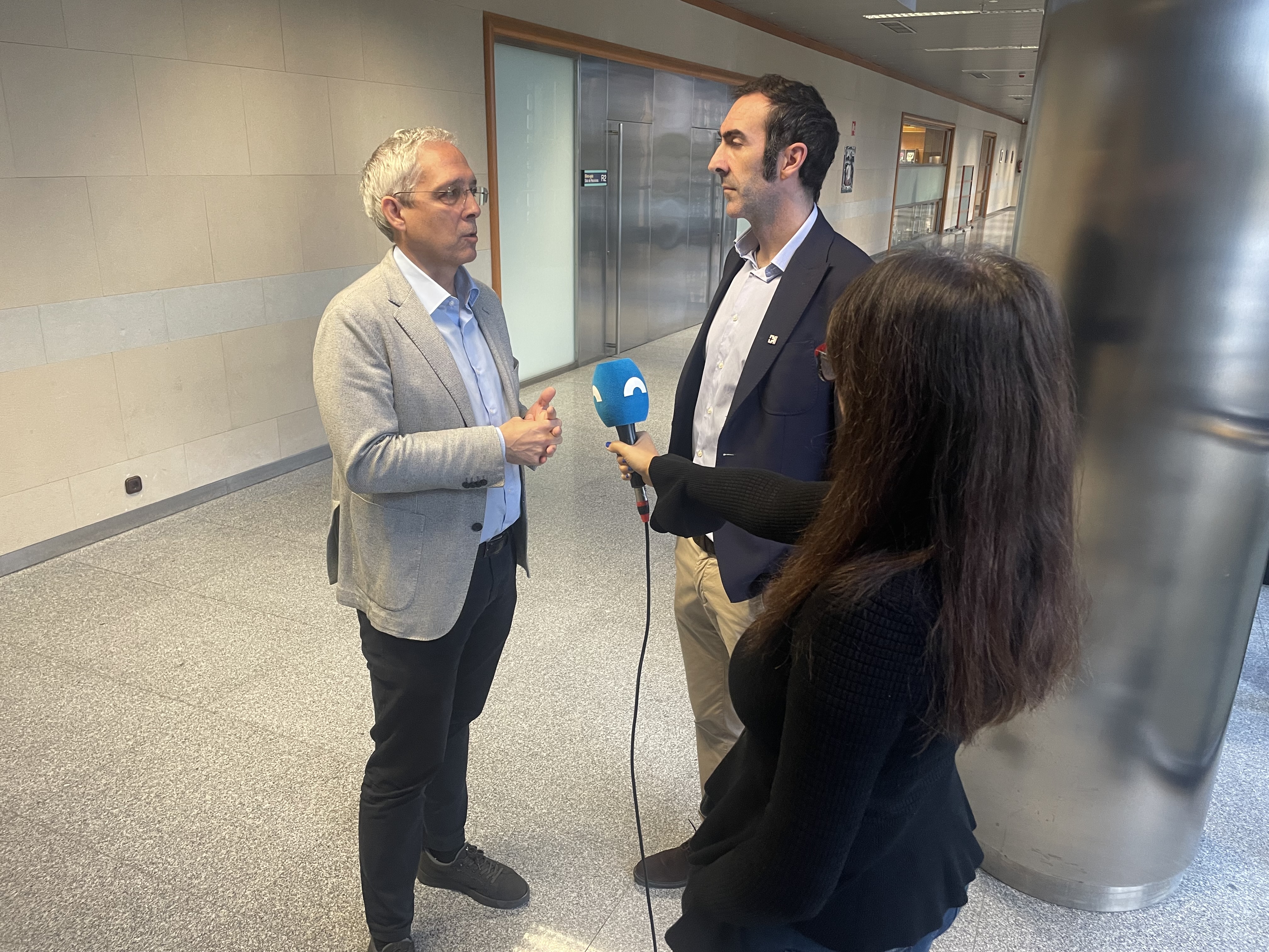 Fotograf&iacute;a de los directores generales de AVPD y Cyberzaintza presentando la gu&iacute;a b&aacute;sica de gesti&oacute;n de incidentes de ciberseguridad