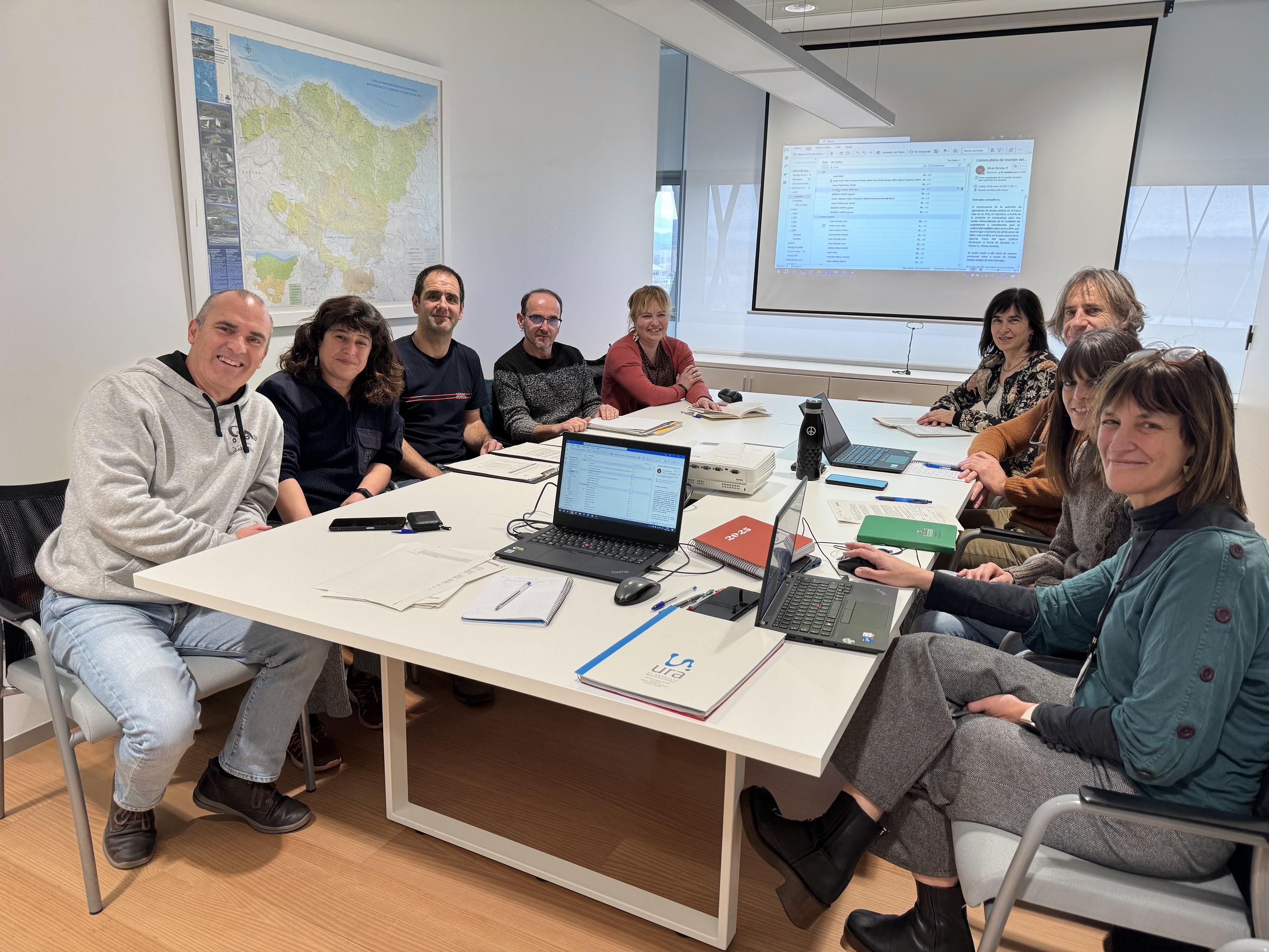 Participantes en la mesa de la reuni&oacute;n de la comisi&oacute;n de seguimiento del Mejill&oacute;n Cebra    