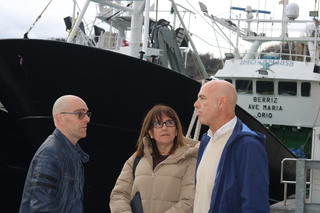 
      Azkue, Barredo y Goitia, en los muelles de Orio
    