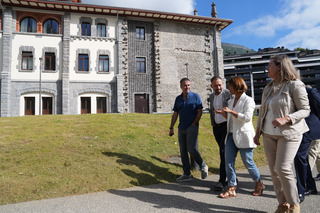 
      De_los_Toyos__Itxaso__Alkorta_y_Val__durante_una_visita_a_unos_alojamientos_dotacionales_de_Azpeitia.jpg
    