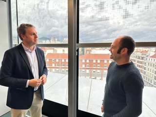 
      Asier L&oacute;pez Etrxebarria, director general de URA, mantiene una conversaci&oacute;n con Mikel Urrutia, alcalde de Abadi&ntilde;o
    