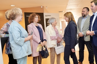 
      El lehendakari, Imanol Pradales, y la consejera de Justicia y Derechos Humanos, Mar&iacute;a Jes&uacute;s San Jos&eacute;, saludas a familiares de las v&iacute;ctimas vascas deportadas
    