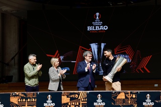 
      UEFA Europa Ligako finalaren 'Fan Festival' gunea zabaldu da gaur, hiru euskal erakudeen eta UEFAko enbaxadorearen, Aritz Adurizen, presentziarekin
    