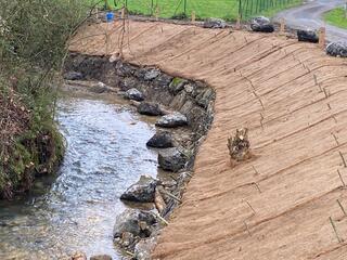 
      Oromi&ntilde;o ibaian, Iurretan, egindako lehengoratze lanak
    
