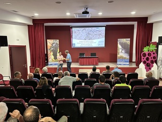 
      Ma&ntilde;uetako auzokideei eginkado aurkezpan
    