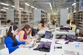 
      Estudiantes en un aula estudio.
    