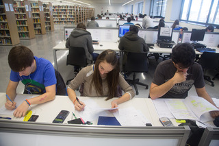 
      Estudiantes en una sala de estudio.
    