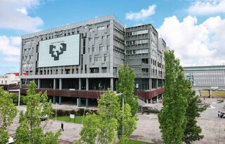 
      EHUko liburutegiko eraikina Leioan.
    