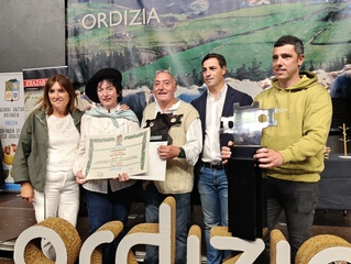 
      La consejera Amaia Barredo y el lehendakari Imanol Pradales con Eli Gorrotxategi y Jose Mari Jauregi, de la queser&iacute;a La Leze
    