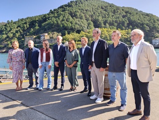 
      La consejera Amaia Barredo con el resto de asistentes a la presentaci&oacute;n en Albaola de Pasai San Pedro
    