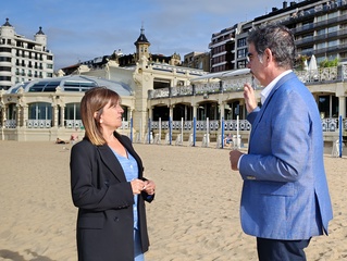 
      La consejera Amaia Barredo y el alcalde de San Sebasti&aacute;n Eneko Goia, ante las instalaciones de La Perla
    