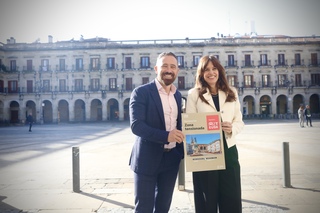 
      Itxaso_y_Etxebarria_posan_con_el_cartel_de_Vitoria_zona_tensionada.jpeg
    