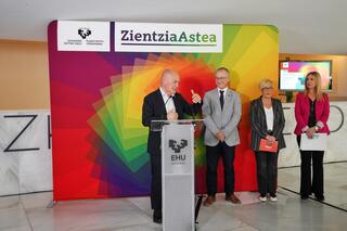
      El consejero P&eacute;rez Iglesias en el acto de inauguraci&oacute;n de Zientzia Astea.
    