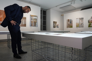 
      Itxaso_observa_la_exposicion.JPG
    