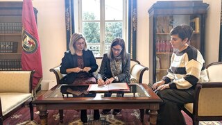 
      Hitzarmena_Arabako_Batzar Nagusiekin
    