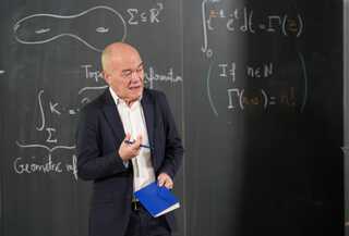 El consejero P�rez Iglesias en la presentaci�n del Informe sobre la Ciencia en Euskadi 2025.