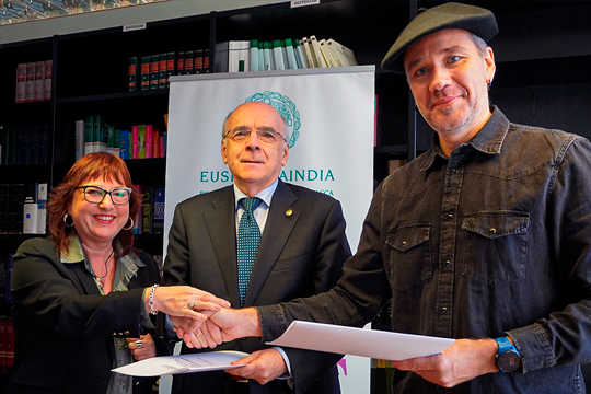 EIE y Euskaltzaindia crear&aacute;n una beca y un programa de mentorizaci&oacute;n para impulsar el trabajo de escritores y escritoras noveles