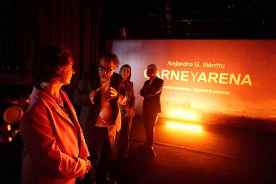 Alejandro G. I&ntilde;&aacute;rritu zinemagile mexikarrak "Carne y arena" nazioarteko bira berriaren hasiera aurkeztu du Bilbon