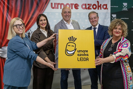 Arteak Leioako kaleak hartu ditu Umore Azokaren edizio berri batean. 100 ikuskizun inguru izango dira, publiko guztientzako proposamenekin
