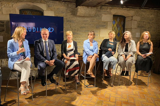 Irudikak Egonaldiak programaren erakusketa inauguratu du Varya Yakovleva eta Rocio Alvarezekin Gasteizko Kordoi Etxean eta hamargarren edizioko programazioa aurreratu du Irudikak Egonaldiak programaren erakusketa inauguratu du Varya Yakovleva eta Rocio Alvarezekin Gasteizko Kordoi Etxean eta hamargarren edizioko programazioa aurreratu du